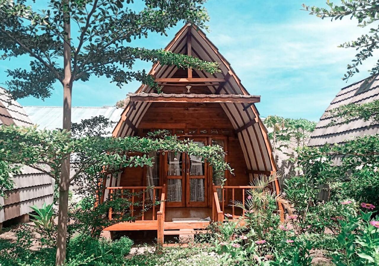 Raffles Inn Labuan Bajo Exterior photo